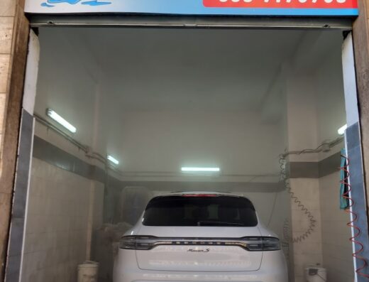 Autolavaggio Lantieri Francesco: Vista posteriore di un'auto bianca in un autolavaggio, servizio per la pulizia e la cura dell'auto.