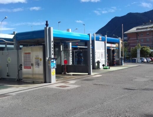 Autolavaggio Lario Snc: vista esterna della struttura con piste per il lavaggio moto, accessori e servizi di pulizia self-service in Lombardia.