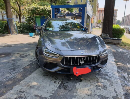 Autolavaggio Levita: Elegante Maserati grigia in un autolavaggio, pronta per un servizio di pulizia e cura auto professionale.