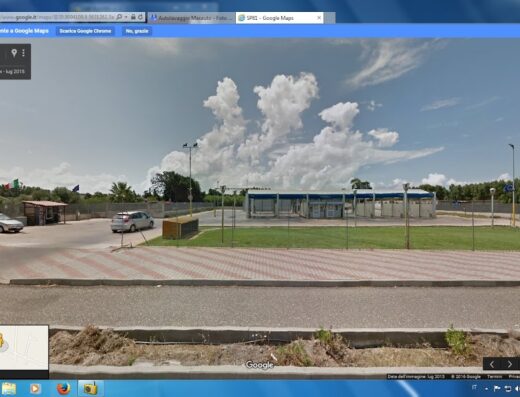 Autolavaggio Maxauto: Vista esterna della stazione di lavaggio auto con auto parcheggiate e cielo nuvoloso, SP81, Sardegna. Servizi di Autolavaggio per la cura e manutenzione del tuo veicolo.