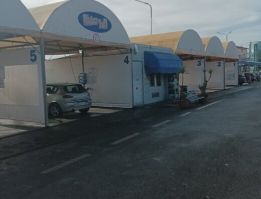 Autolavaggio self-service Mister Self con postazioni numerate, auto in lavaggio e insegna ben visibile, ideale per la cura e pulizia del veicolo.