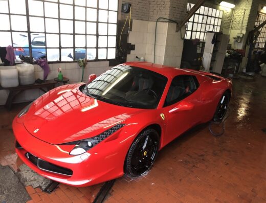 Autolavaggio Monterosa: una Ferrari rossa brillante appena lavata, che mostra la cura e l'attenzione nel servizio di autolavaggio.