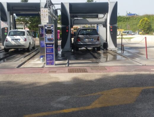 Autolavaggio Mywash: Vista frontale di due auto in fila per il lavaggio automatico. Servizio di pulizia auto self-service e professionale.