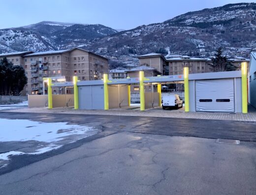Autolavaggio P. San Bernardo self-service 24H con box per lavaggio moto e auto, situato in area montana con neve.