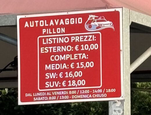 Listino prezzi dell'Autolavaggio Pillon, con i costi per lavaggio esterno, completo, medio, SW e SUV, oltre agli orari di apertura.