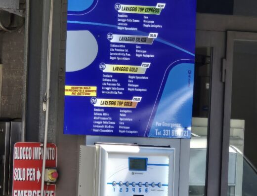 Listino prezzi e servizi dell'autolavaggio Pinelli, con opzioni come asciugatura, lavaggio express, top express, silver, gold e top gold, accanto al blocco impianto per emergenze e la cassa automatica.