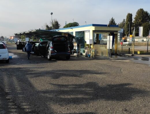 Autolavaggio S.G.: vetture in fila per il lavaggio auto, servizio di pulizia e cura dell'auto, dettaglio dell'area di lavaggio.
