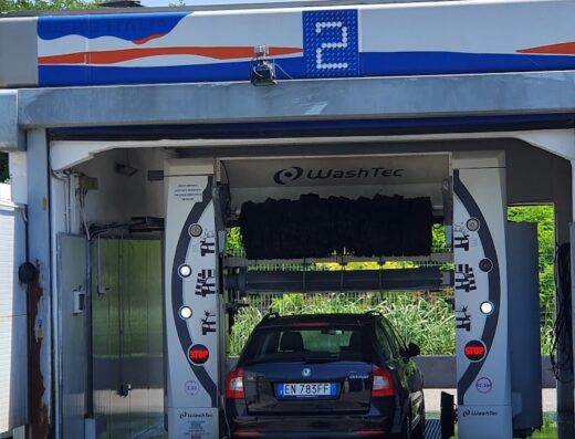Autolavaggio self service a Mantova: vettura nera in fase di lavaggio automatico presso impianto WashTec, dettaglio della targa.