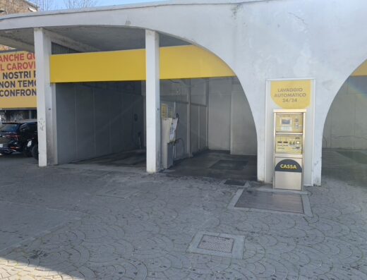 Autolavaggio self-service con cassa automatica per moto e scooter, aperto 24 ore su 24, ideale per la pulizia del tuo veicolo.