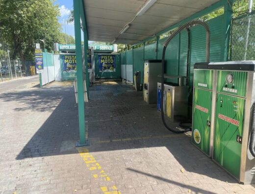 Autolavaggio self-service aperto 24 ore su 24 a La Palma con pista moto dedicata e attrezzature per il gonfiaggio pneumatici per moto e scooter.