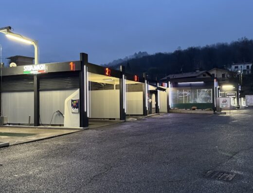 Autolavaggio Stop & Wash con postazioni numerate per lavaggio moto e auto, servizio self-service notturno, illuminazione a LED.