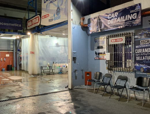 Immagine di Tech-Wash Autolavaggio, un servizio professionale per la cura e il dettaglio della tua moto e auto. Servizi di lavaggio e pulizia specializzati