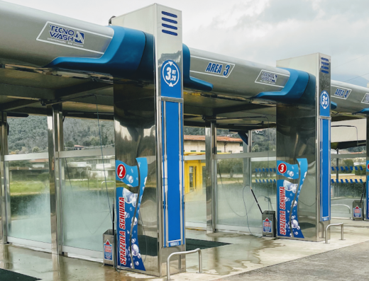 Autolavaggio Tecnowash self-service con box per la pulizia moto, aree dedicate con lancia schiuma e spazzola per lavaggio accurato