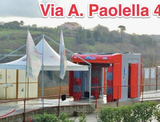 Autolavaggio Umberto Cecere: Vista esterna dell'autolavaggio con tunnel di lavaggio auto automatico e insegna "Via A. Paolella 4 Bn".