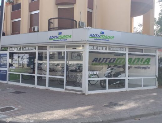 Automania S.R.L. negozio di noleggio a Palermo con auto, scooter, ebike e gommoni, vetrina con esposizione di moto e biciclette