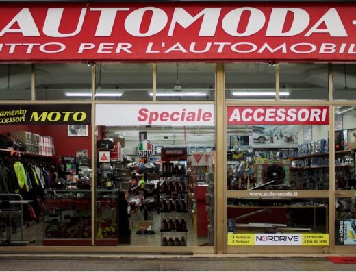 La vetrina di Automoda, un negozio specializzato in accessori per moto e auto. Vasta selezione di abbigliamento, caschi e ricambi per motociclisti e automobilisti.