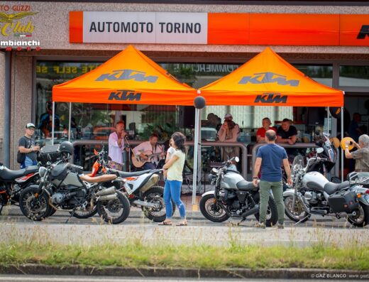 Evento Automoto Torino S.R.L.: esposizione moto, musica live, tende KTM e pubblico. Servizi e accessori per motociclisti a Torino.