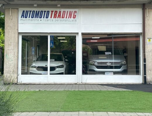 Vetrine di Automototrading con esposizione di auto multimarca e furgone Volkswagen, servizio di ricerca personalizzata.