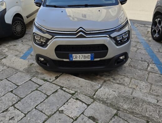 Auto a noleggio Citroen parcheggiata a Polignano a Mare, disponibile da Autonoleggio Mancini Rent per esplorare la Puglia.