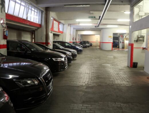 Autorimessa Principi di Piemonte a Torino centro: fila di auto parcheggiate, servizio di igienizzazione e autolavaggio disponibile.