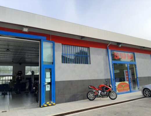 Autoriparazioni Fratelli Biagi Sas: Officina di riparazione moto con Moto Guzzi parcheggiata di fronte all'ingresso.