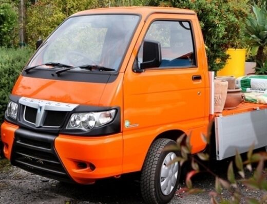 Autoriparazioni Giachino: Un furgoncino arancione carico di vasi e sacchi di terriccio, ideale per il giardinaggio e trasporti leggeri.