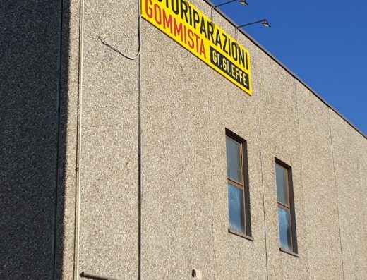 Insegna esterna di Autoriparazioni Gommista Gi.Gi.Effe, officina specializzata in riparazioni auto e servizi pneumatici.