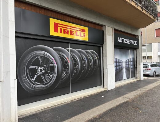 Autoservice SRL Leonegomme Driver Center Pirelli Verona: esterno dell'officina con vetrina che espone pneumatici Pirelli per moto.