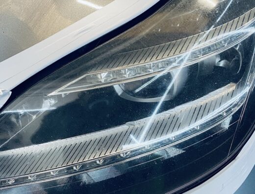 Dettaglio del faro di un'auto durante il processo di detailing presso AZ Detailing, che mostra la cura e la precisione nel ripristino della brillantezza originale.