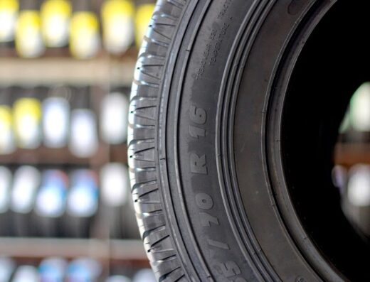 Primo piano di uno pneumatico 185/70 R16 in vendita da Azara Gomme, dettaglio del battistrada e delle specifiche tecniche.