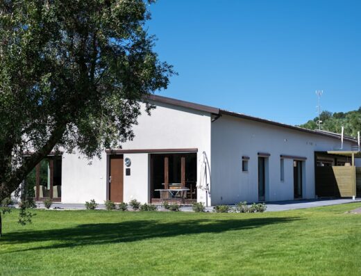 Azienda Del Carmine Agriturismo A3Passi: Esterno della struttura con prato verde curato, albero e dettagli architettonici.