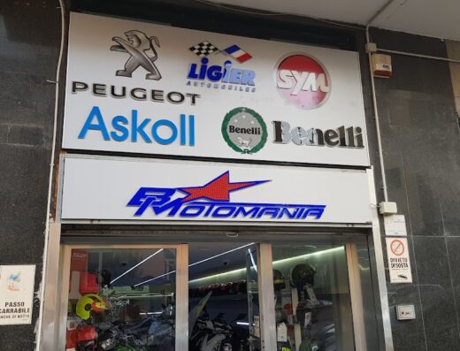Baldini Motomania: negozio di moto e accessori. Rivenditore autorizzato Peugeot, Ligier, SYM, Askoll e Benelli. Vetrina con caschi e moto in esposizione.