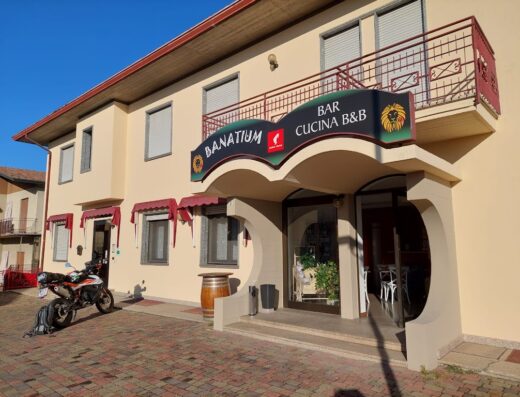 Banatium Bar Cucina B&B: Facciata esterna con moto adventure parcheggiata, ideale per motociclisti in viaggio che cercano ristoro e alloggio.