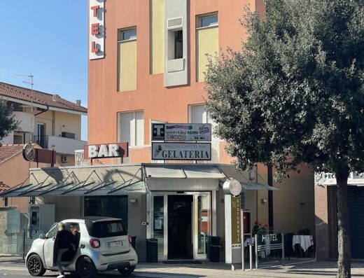 Bar Hotel Mazzocchetti: edificio con insegne di bar, hotel e gelateria, auto parcheggiata di fronte, servizio di ristorazione e alloggio