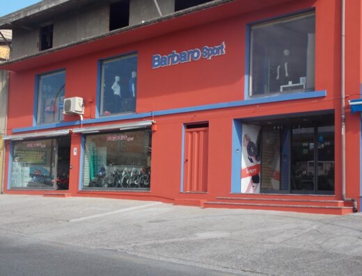 Foto della facciata del negozio Barbaro Sport Srl, rivenditore di moto, accessori e abbigliamento sportivo a Casagiove, Italia.