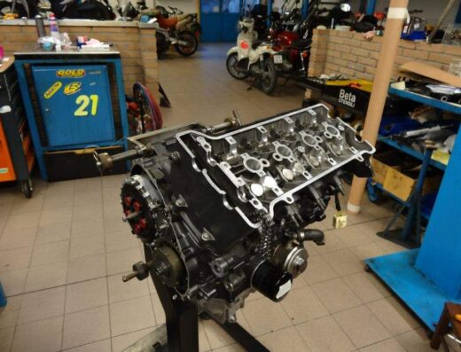 Motore di moto smontato in officina, con vista dettagliata della testata. Servizio di riparazione e manutenzione moto da Barucca Bike di Fabio Barucca.