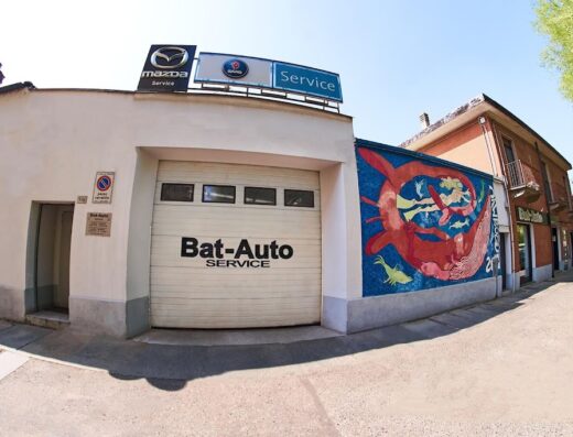 Bat-Auto Srl officina specializzata in servizi di riparazione e manutenzione auto multimarca, con insegna Mazda Service e murales artistico.