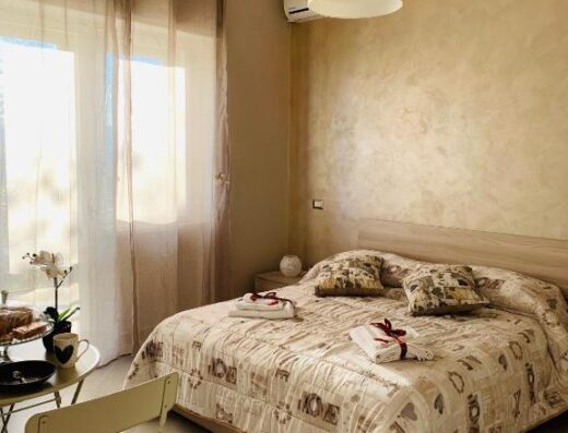 Camera da letto accogliente e luminosa al B&B L'Olimpo, con letto matrimoniale, biancheria pulita, colazione e arredi confortevoli.