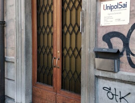 Ingresso di B&B Novantatrè con porta in legno a vetri decorativi, insegne e cassetta postale. Servizi per motociclisti in viaggio.