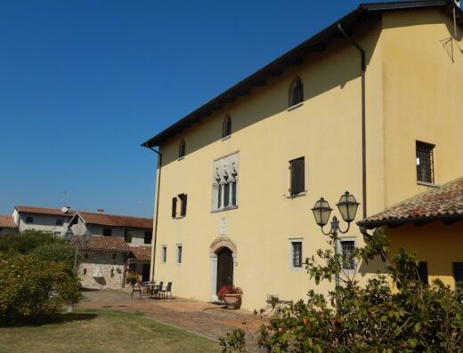 B&B Villa Domus Magna: Facciata esterna della villa storica con dettagli architettonici unici, ideale per un soggiorno di charme e relax.