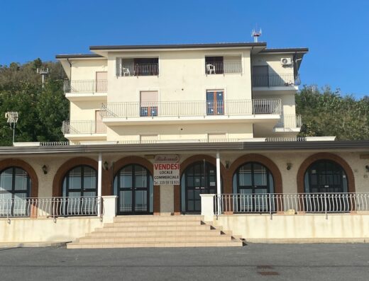 B&B Vista al Tramonto, Falerna Marina: Facciata dell'edificio con insegna "Vendesi Locale Commerciale". Ideale per vacanze e relax.