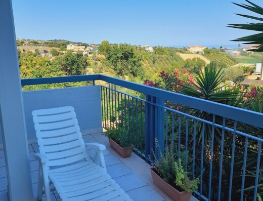 Terrazza panoramica con sdraio a La Casa del Casale, bed and breakfast in Italia. Vista sulle colline, relax e comfort.