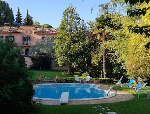 Villa Clementine Resort in Italia con piscina, giardino rigoglioso e sdraio, ideale per vacanze rilassanti e soggiorni indimenticabili.
