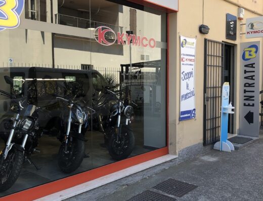 Belleri M. & C. Cicli S.n.c.: vetrina del negozio Kymco con esposizione di moto nuove in vendita. Concessionario moto e accessori per motociclisti.