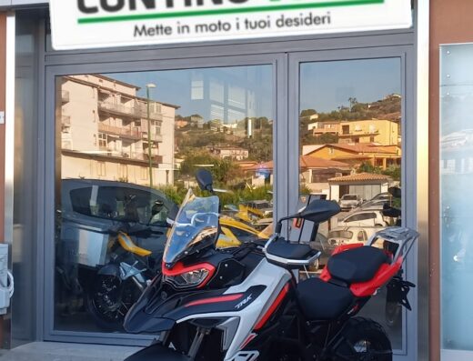 Benelli TRK 702 esposta presso il concessionario Contino Veicoli ad Agrigento, moto adventure per viaggi e turismo su strada e off-road.