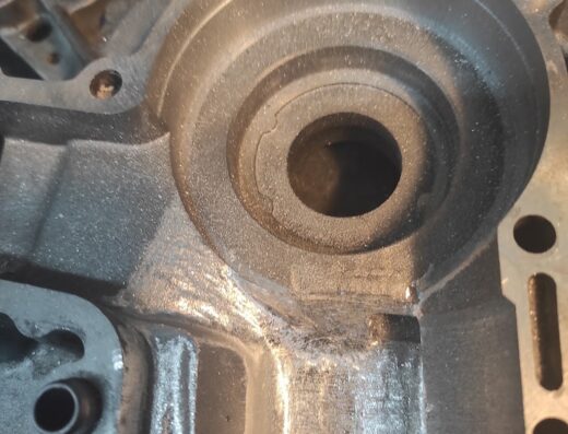 Dettaglio ravvicinato del blocco motore di una moto, parte del servizio di Benemotors Di Benedetti Alessio, specializzato in riparazioni e manutenzione moto.