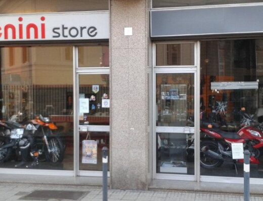 Vetrina del negozio Benini Moto con esposizione di motociclette, accessori e caschi. Servizi di vendita e assistenza per motociclisti.