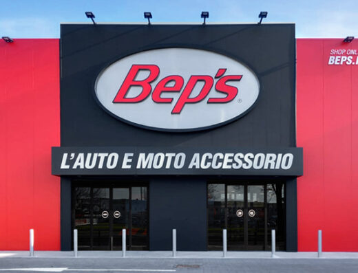 Foto della facciata del negozio Bep's ad Ancona, specializzato in accessori per auto e moto. Ampio parcheggio e insegna ben visibile.