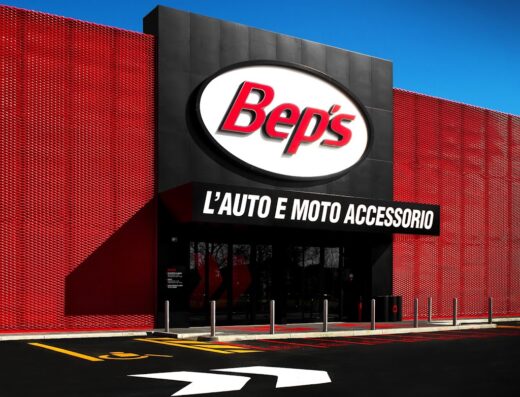 Negozio Bep's a Bologna con insegna "L'AUTO E MOTO ACCESSORIO", ideale per acquistare accessori auto e moto a Bologna.