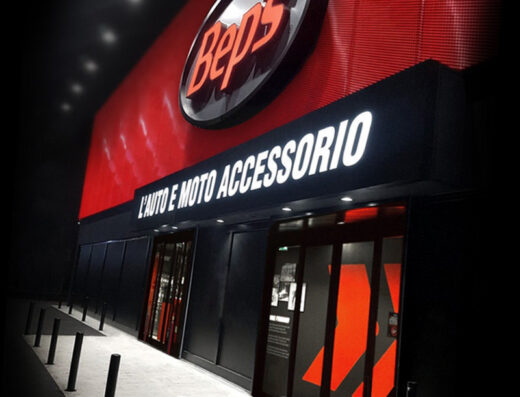 Esterno del negozio Bep's di Cremona, specializzato in accessori per auto e moto. Insegna luminosa ben visibile.